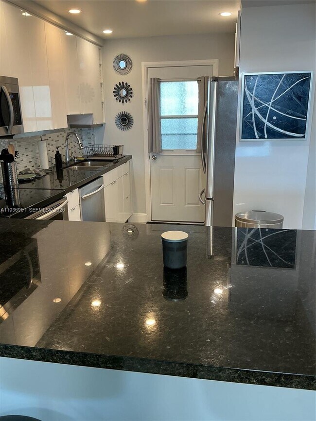 Building Photo - 400 Golden Isles Dr