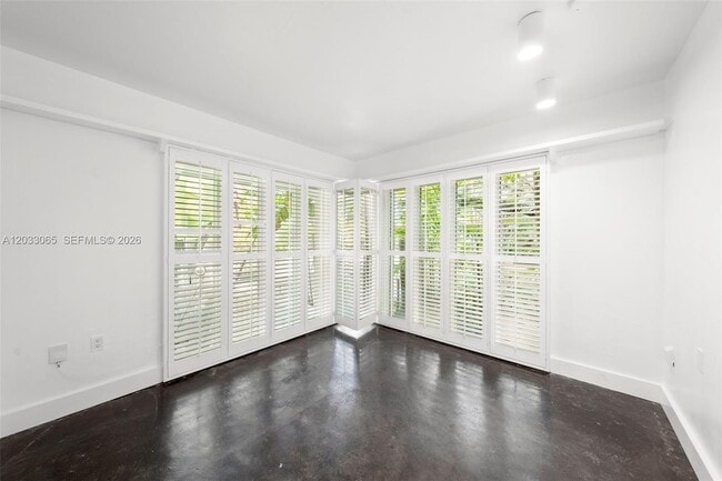Building Photo - 5600 Oakwood Ln