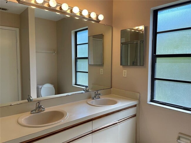 Building Photo - 10821 Kenbrook Dr