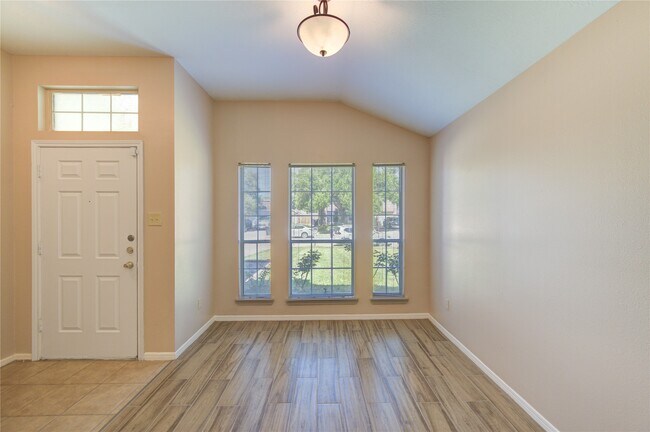 Building Photo - 5349 Pinewood Terrace