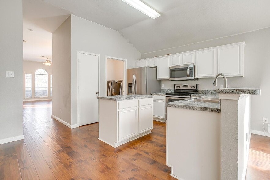 Building Photo - 927 Simon Dr