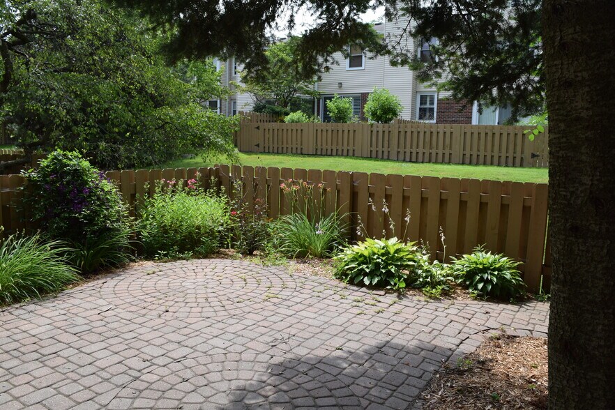 Building Photo - 1594 Brentwood Dr