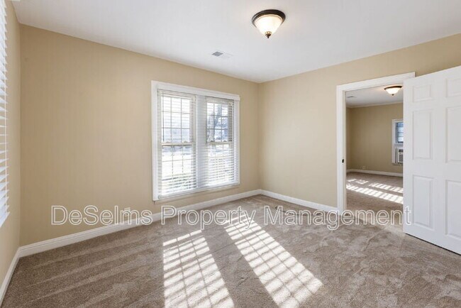 Building Photo - 922 Wedgewood Ave