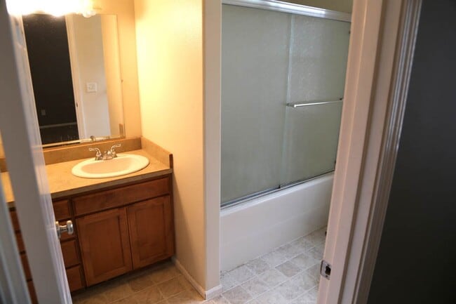 Building Photo - Single Level 4 bed 2 bath home