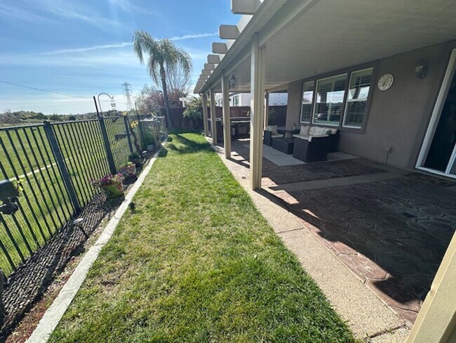 Building Photo - Brentwood 4 bd/2.5 bath with Speakeasy Room behind 2 car garage! Incredible backyard patio, outdo...