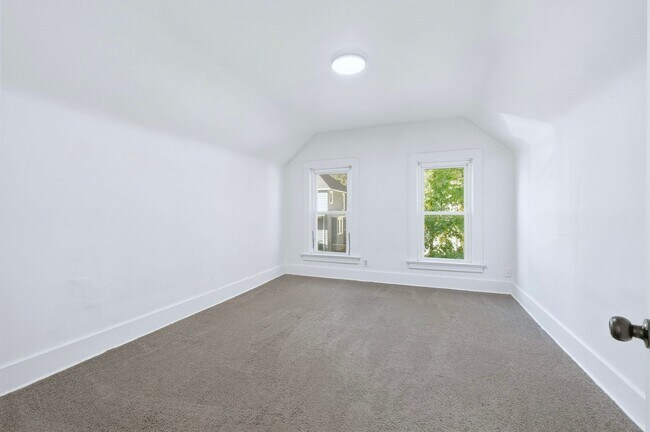 Building Photo - 3-Bed, 2-Bath Home with Large Kitchen & De...