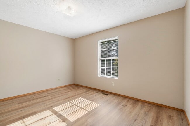 Building Photo - 1324 N Forest Ave