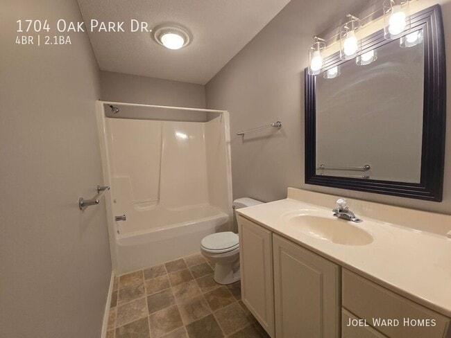 Building Photo - 1704 Oak Park Dr