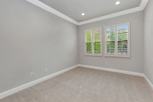 Building Photo - 132 Spring Valley