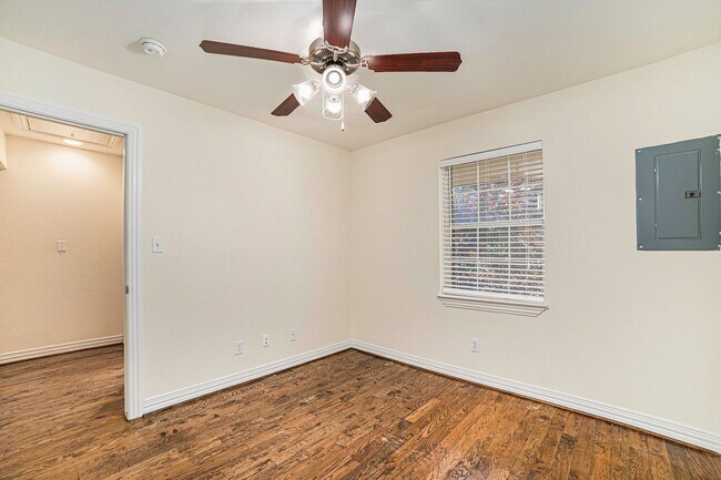 Building Photo - Charming, turnkey apartment near Oak Lawn ...