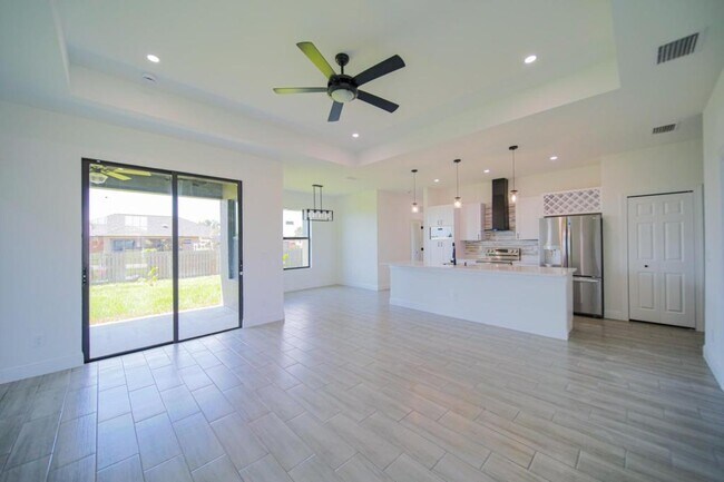 Building Photo - 422 Kismet Pkwy E