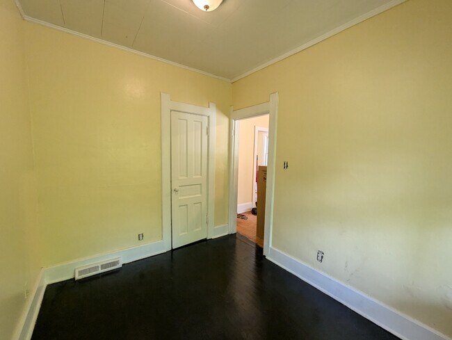 Building Photo - 1304 W Ring St