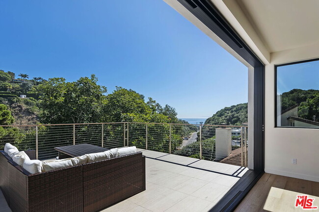 Building Photo - 3843 Rambla Pacifico St