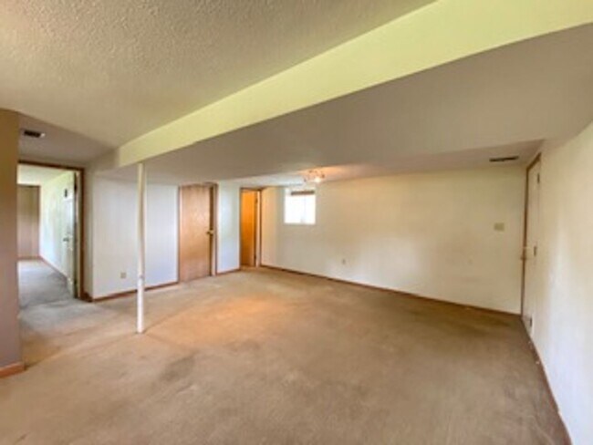 Building Photo - 3 Bedroom Home Available in Elkhart!
