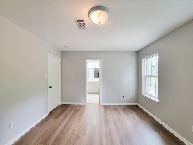 Building Photo - 13406 Glen Erica Dr