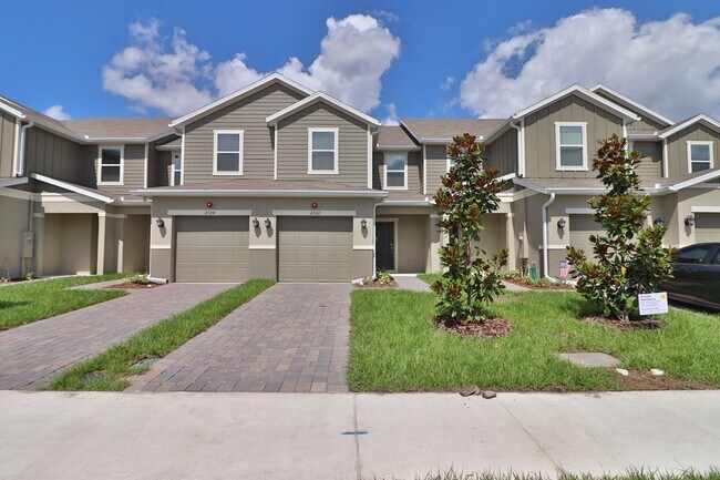 Building Photo - 3/2.5/1 Town Home with community pool!