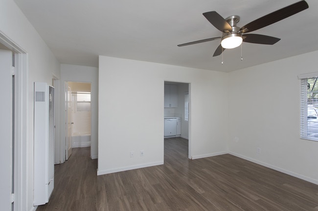 Building Photo - Pacific Beach: 2 Bedroom in Ideal Location...