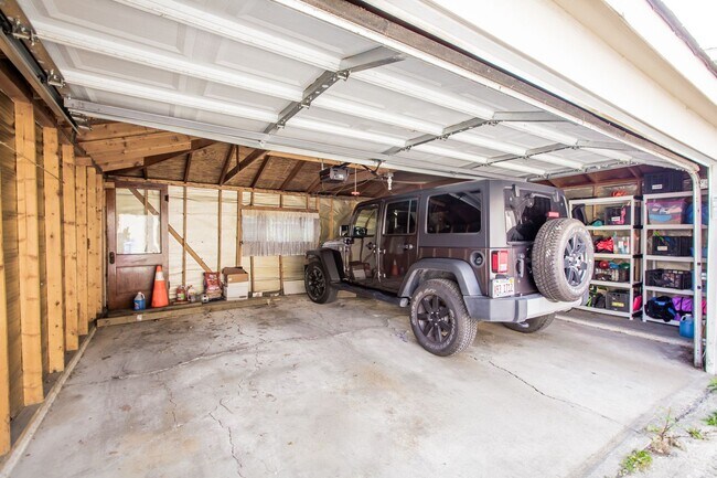 Building Photo - Beautiful 4bed/2bath GARDEN unit in Bucktown! Central Air! In-Unit Laundry!