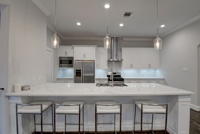 Building Photo - Beautiful 3 bedroom/3.5 bath Mediterranean...