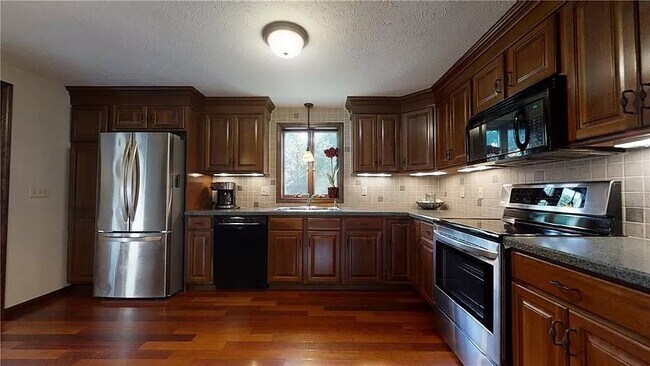 Building Photo - 119 Briarwood Dr