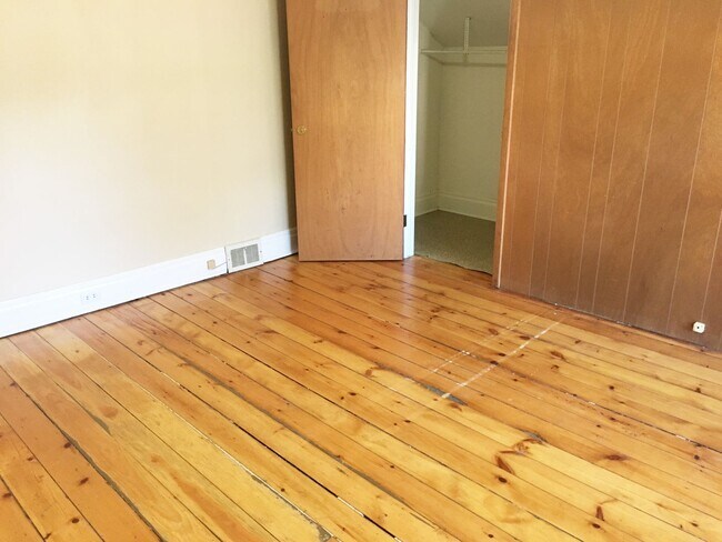 Building Photo - 4-bedroom 1 Bath Single-Family Home Near D...