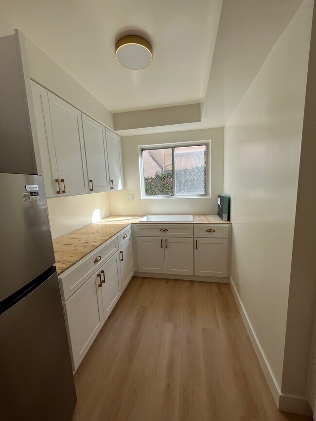 Building Photo - 210 S Catalina Ave