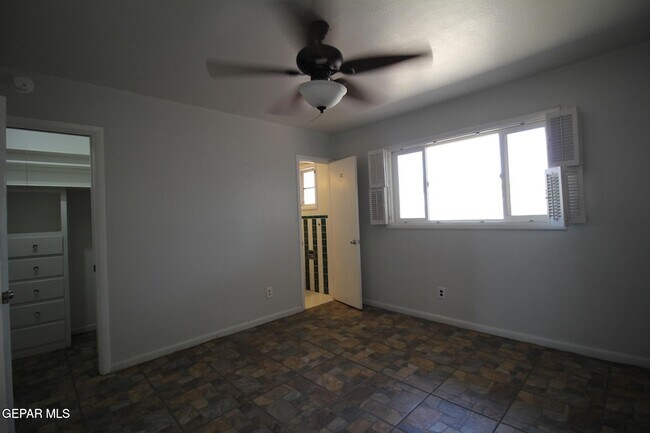 Building Photo - 317 Thunderbird Dr