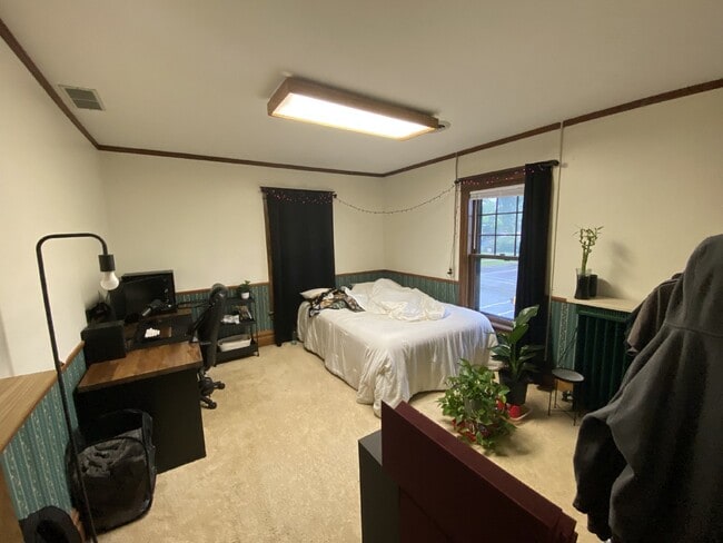 Building Photo - Spacious top floor 4 bed 1 bath by UWEC!