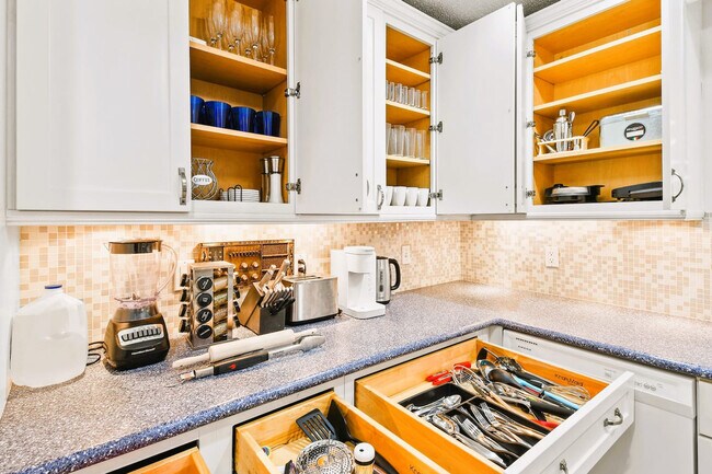 Building Photo - 9126 E Highland Pines Blvd