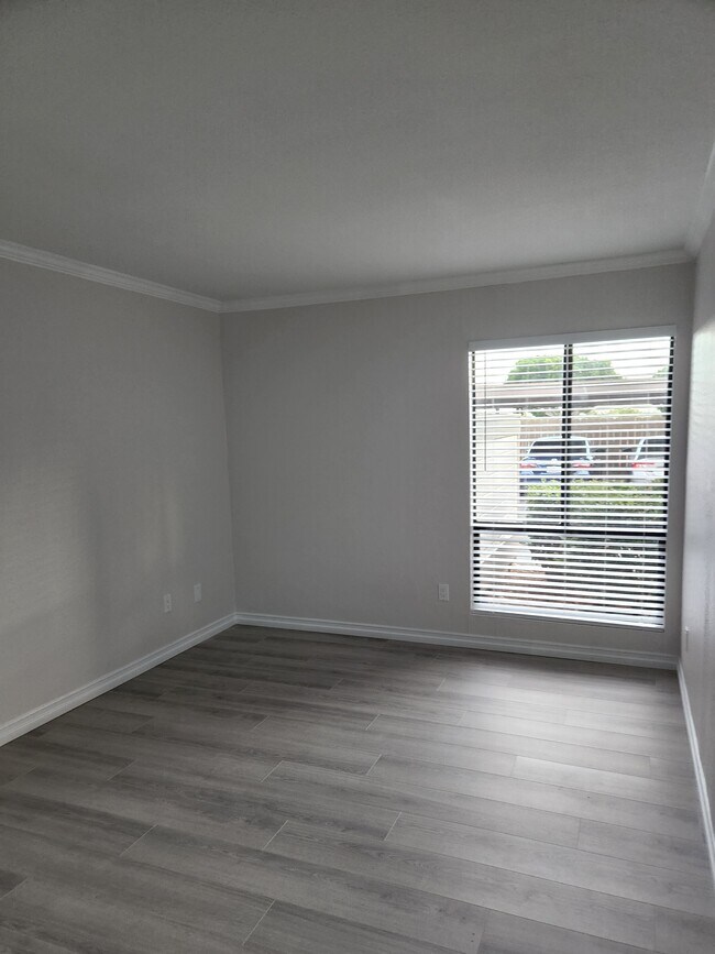 Building Photo - 9229 Village Glen Dr