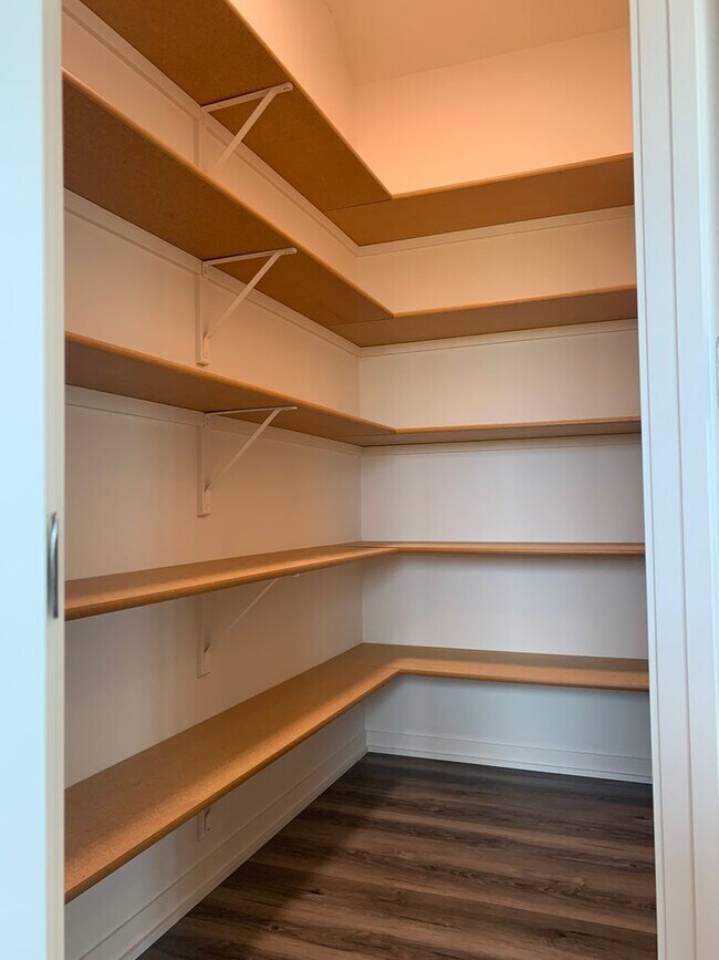 Building Photo - Spacious 2-Story with 3 bedrooms/2.5 bathrooms