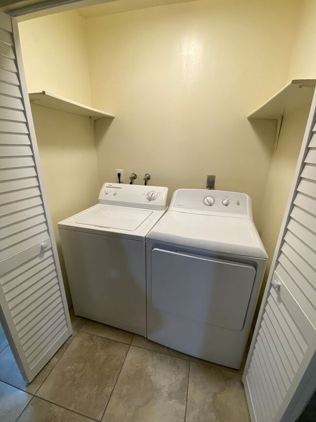 Building Photo - Decker Townhome