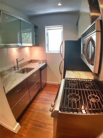 Building Photo - 1751 James Ave