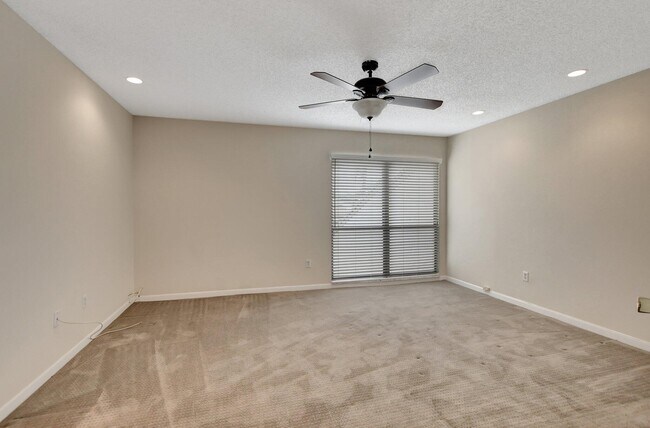 Building Photo - 6732 Canary Palm Cir