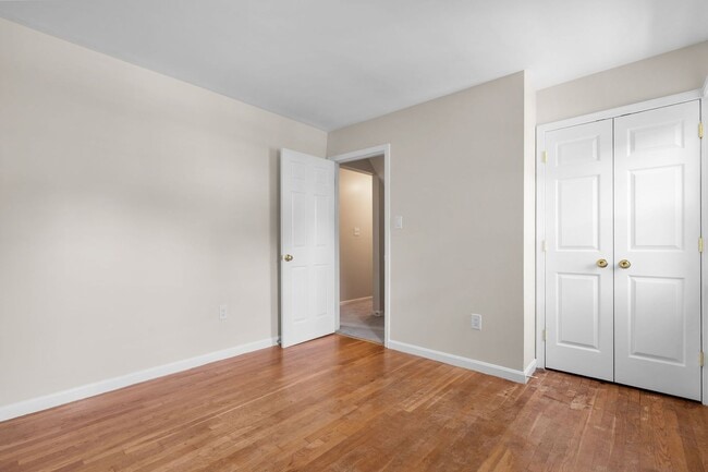 Building Photo - 5 Bed 3 Bath - Rockville Colonial - Update...