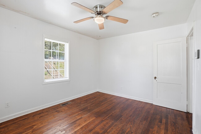 Building Photo - 517 11th Ct W