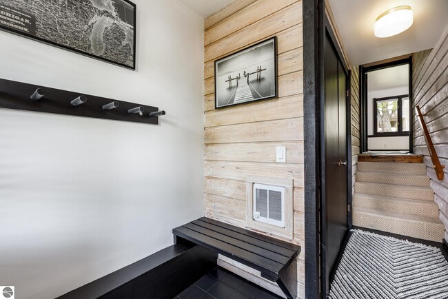 Building Photo - 5000 Town House Rd