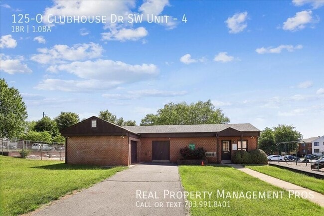 Building Photo - 125 Clubhouse Dr SW