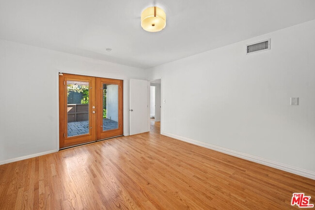 Building Photo - 2124 Hillsboro Ave