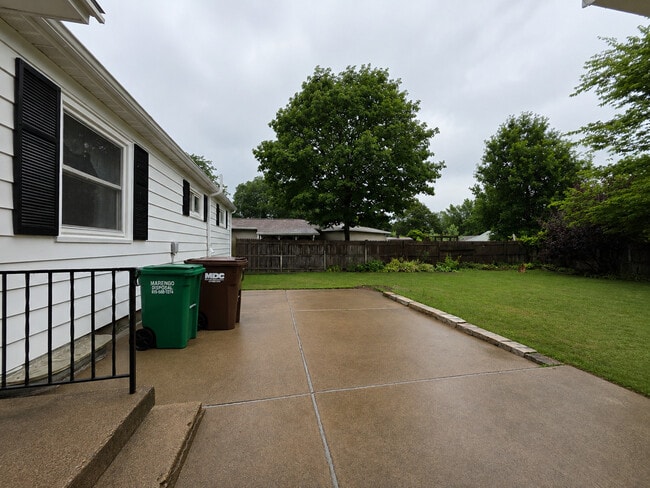 Building Photo - 735 Maple St