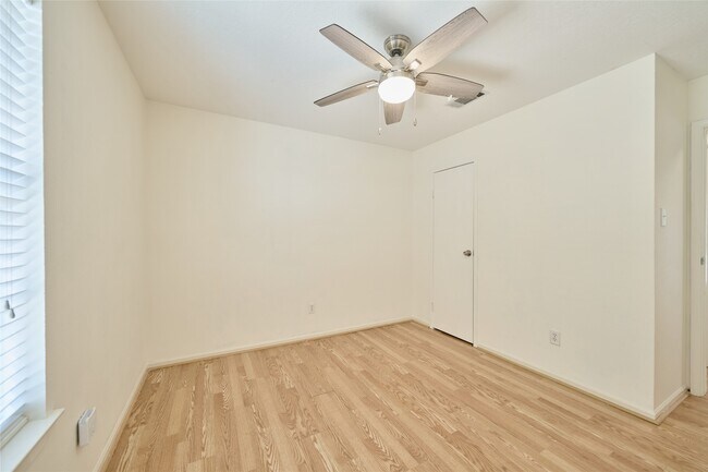 Building Photo - 5 N White Pebble Ct