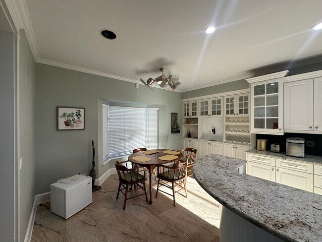Building Photo - ** 3/2.5 Private Oasis Furnished or Unfurn...