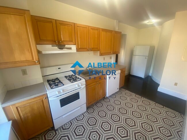 Building Photo - 460 Park Dr