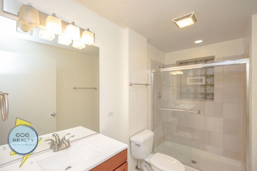 Building Photo - 3347 N Clark St