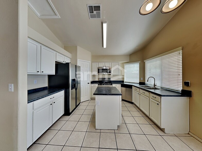 Building Photo - 7463 E Natal Ave