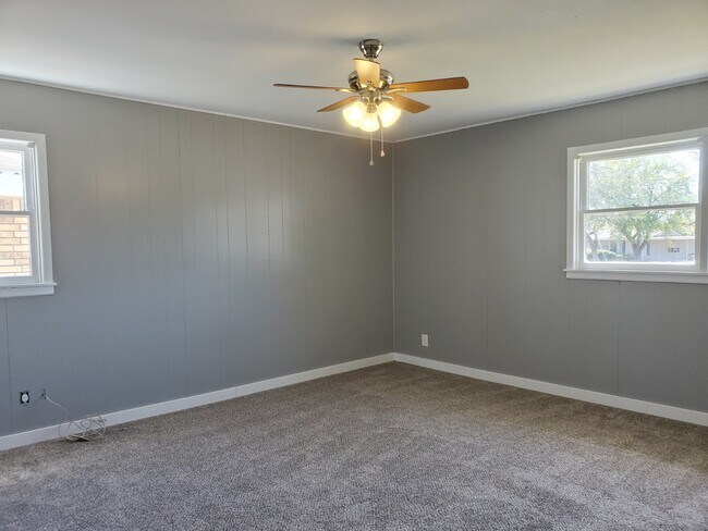 Building Photo - 2824 W Beauregard Ave