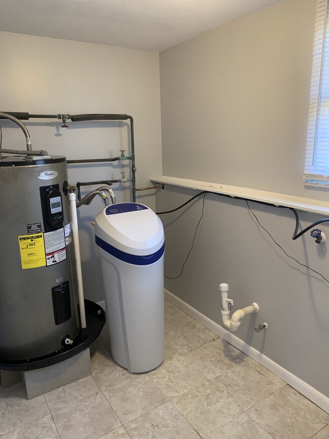 Building Photo - 1424 Town Hall Rd