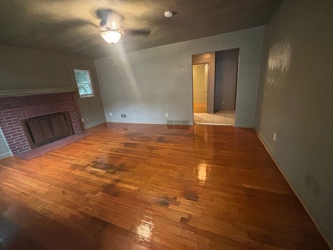 Building Photo - 915 Mapole Ave