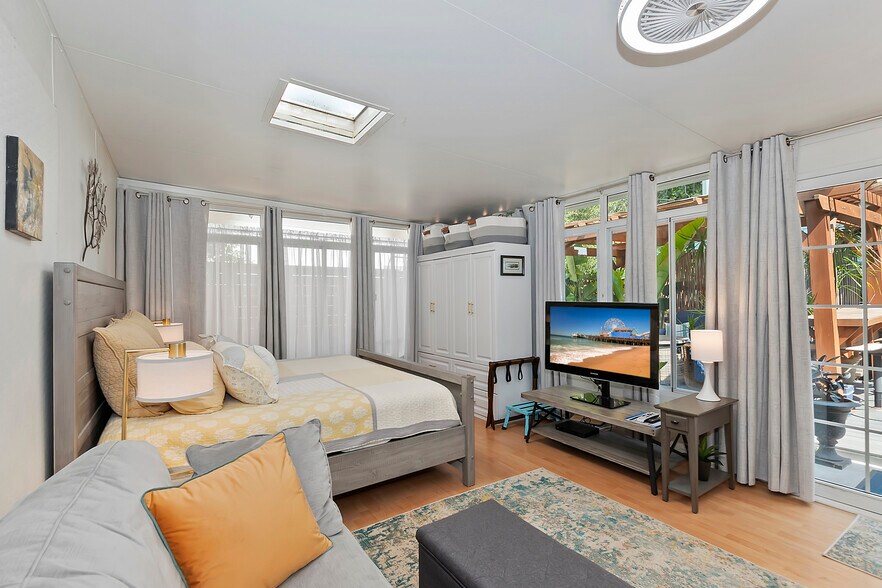 King Size Bed, Large TV - 300 Entrada Dr