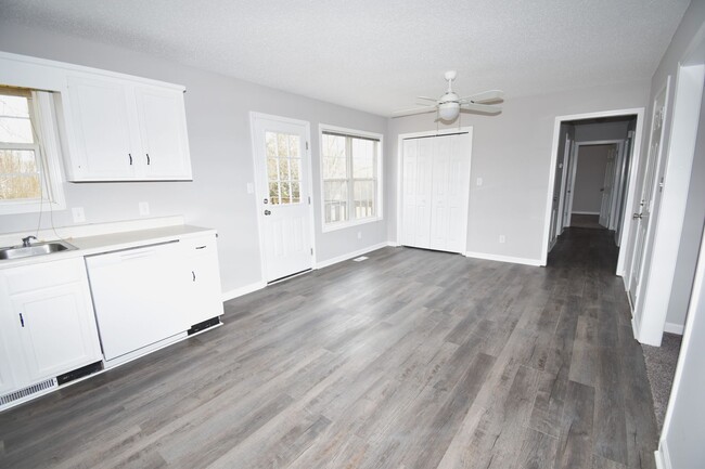 Building Photo - 3 Bedroom 2 Bath Pet Friendly Home For Rent!